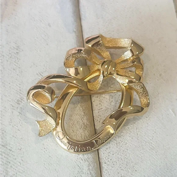 Authentic Dior Gold Ribbon Bow Brooch, 1980’s Vintage Brooch, designer jewelry - Picture 4 of 13